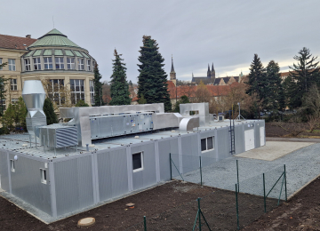 Výstavba provizorní menzy Univerzity Karlovy